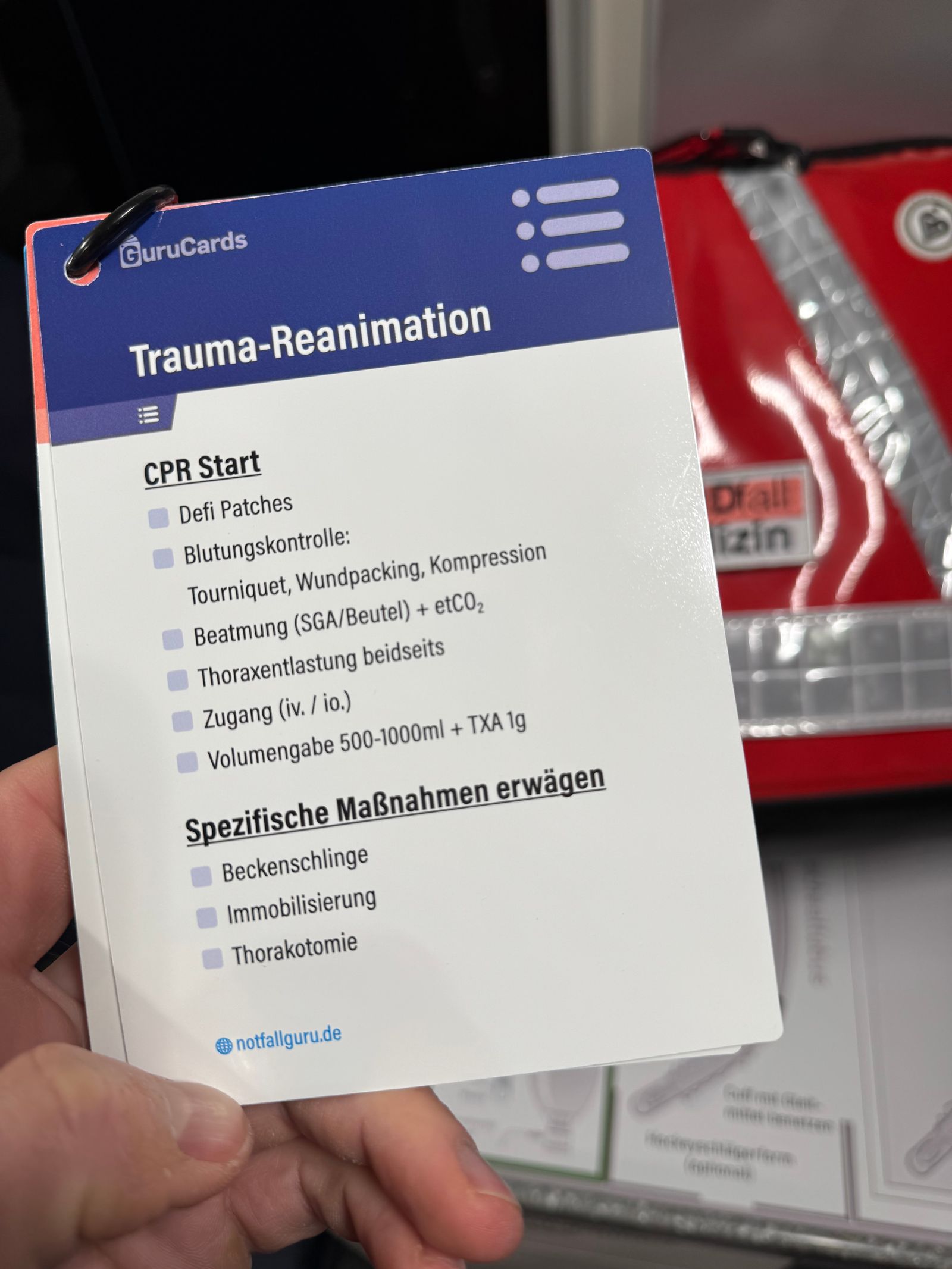 Gurucards im Einsatz - Polytrauma Checkliste (hier beispielhafte Fixierung mit Schlüsselring, nicht inkludiert)